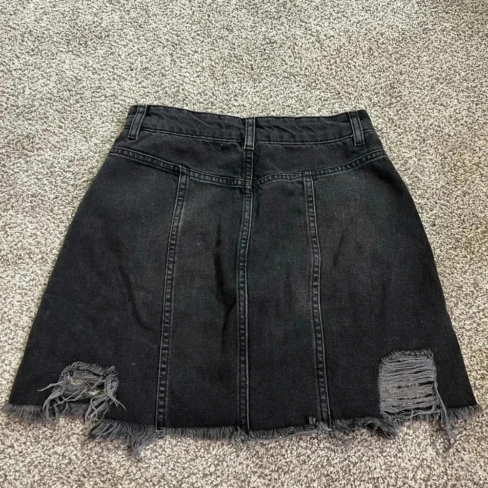 Free People Distressed Black Denim Mini‎ Skirt Button Front Frayed Hem Size 2 - Picture 6 of 6